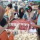 Imam Sukoco pedagang bawang di Pasar Pagi Sungai Pinyuh sedang melayani pembeli.