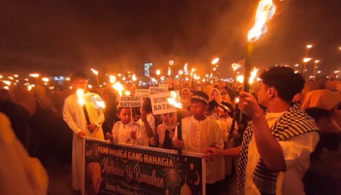 Pawai Obor Sambut Ramadan 1447 H di Sungai Pinyuh Terasa Istimewa
