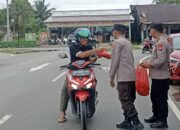 Polsek Tebas Bagikan 100 Paket Takjil di Simpang Tiga JSSB