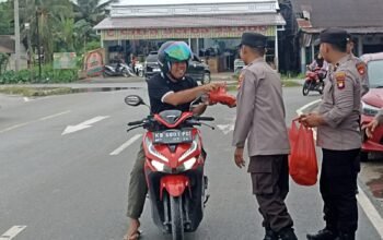 Polsek Tebas Bagikan 100 Paket Takjil di Simpang Tiga JSSB