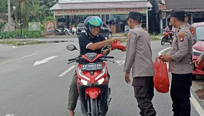 Polsek Tebas Bagikan 100 Paket Takjil di Simpang Tiga JSSB