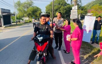 Polsek Sungai Pinyuh Bagikan 80 Kotak Takjil