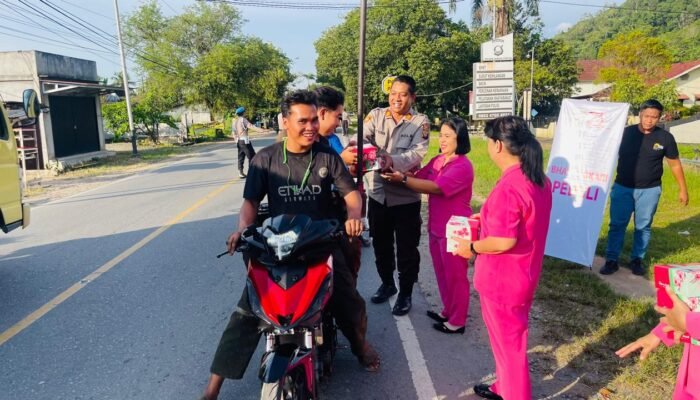 Polsek Sungai Pinyuh Bagikan 80 Kotak Takjil