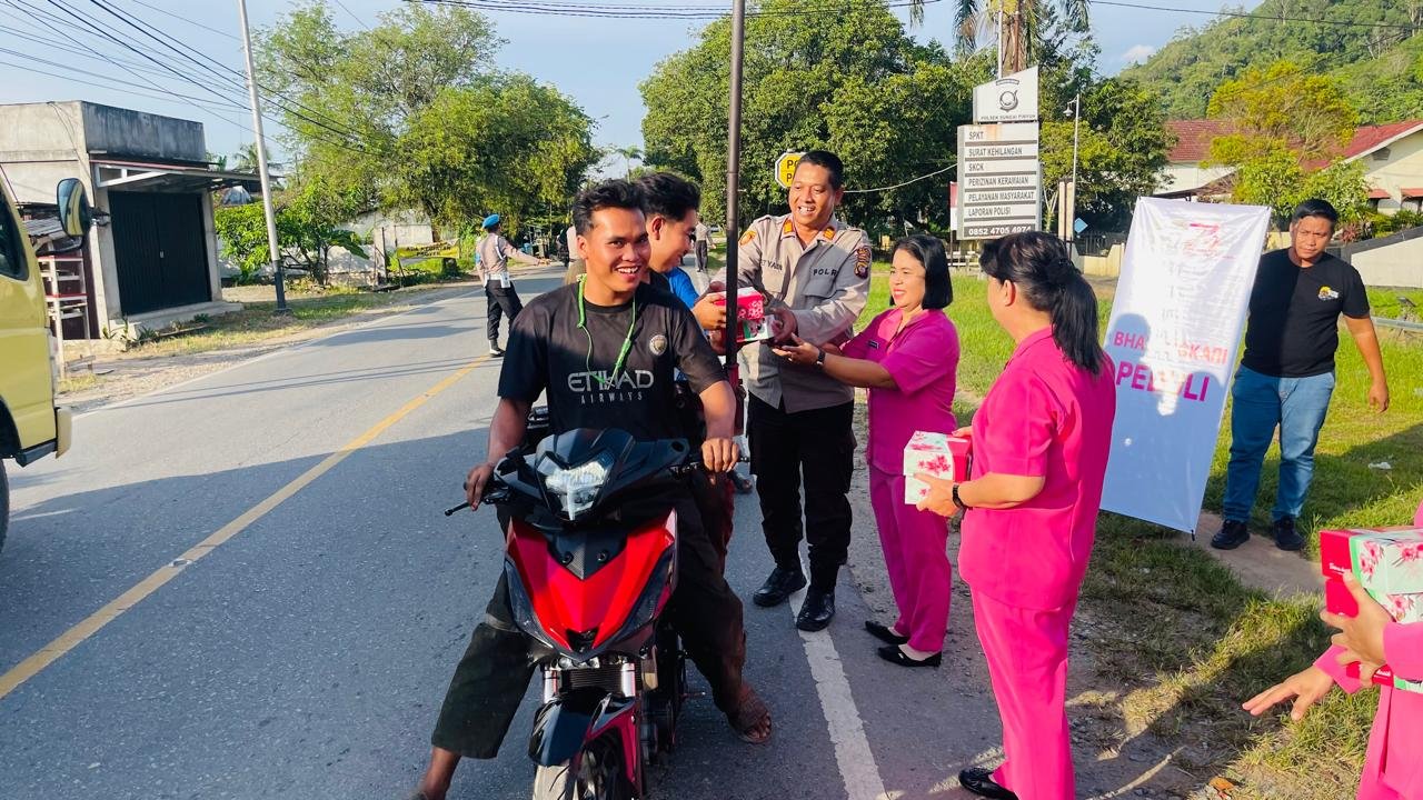 Polsek Sungai Pinyuh bagi takjil.