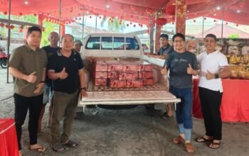 Pengurus Vihara Tri Dharma Bumi Raya Pemangkat Bagikan 500 Paket Imlek