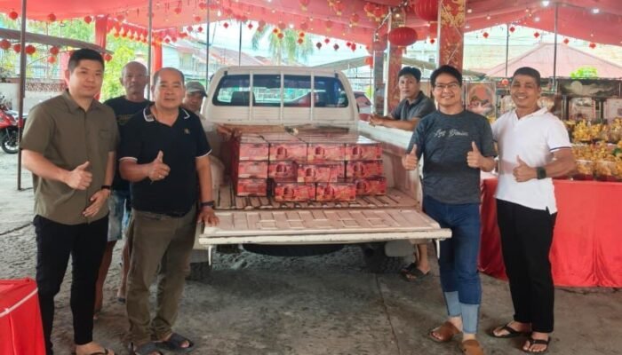 Pengurus Vihara Tri Dharma Bumi Raya Pemangkat Bagikan 500 Paket Imlek