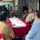 Ketua DPRD Kabupaten Sambas, Abu Bakar (tengah) menyambut kedatangan Kepala BGN RI di Sambas.