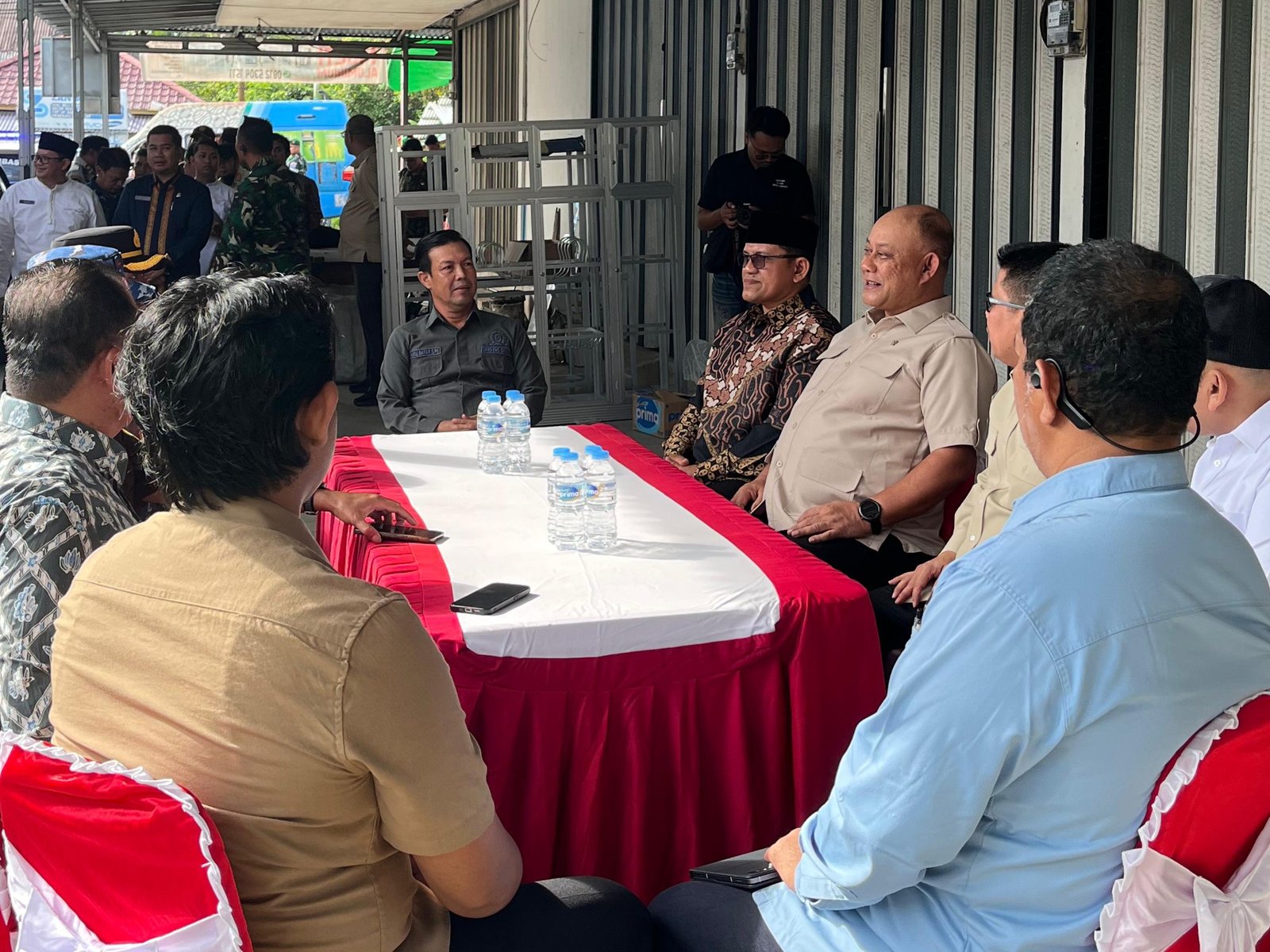 Ketua DPRD Kabupaten Sambas, Abu Bakar (tengah) menyambut kedatangan Kepala BGN RI di Sambas.