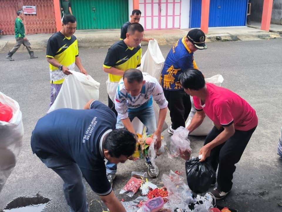 Ketua DPRD Mempawah Turun Lapangan, Pimpin Aksi Bersih Pasar