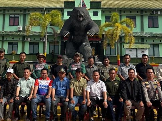 Foto bersama Dewan Mempawah di Yon Kav Beruang Cakti