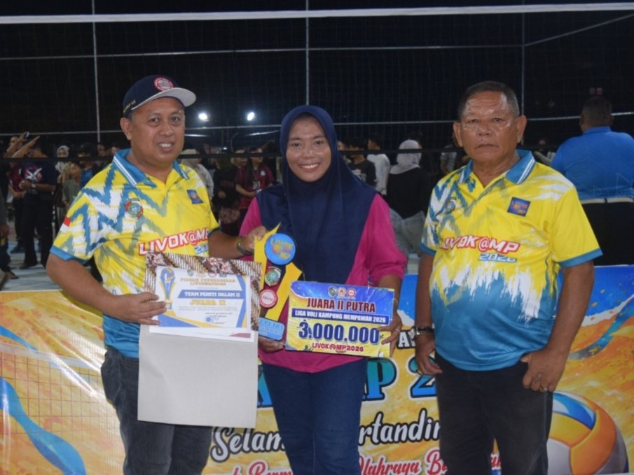 Riduan M Yusuf menyerahkan piagam dan hadiah kepada juara Liga Voli Kampung.