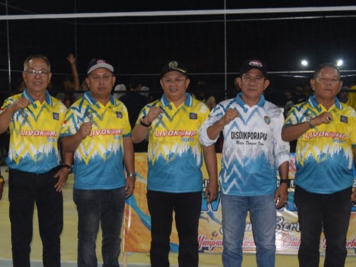 Penutupan Liga Voli Kampung, Ketua DPRD Mempawah, Safruddin Asra foto bersama.
