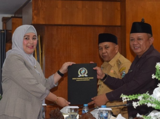 Juru bicara Fraksi Golkar, Sri Tuti Amalia menyampaikan hasil reses anggota DPRD dalam sidang paripurna, Senin 9 Februari 2026/Foto Humas DPRD.