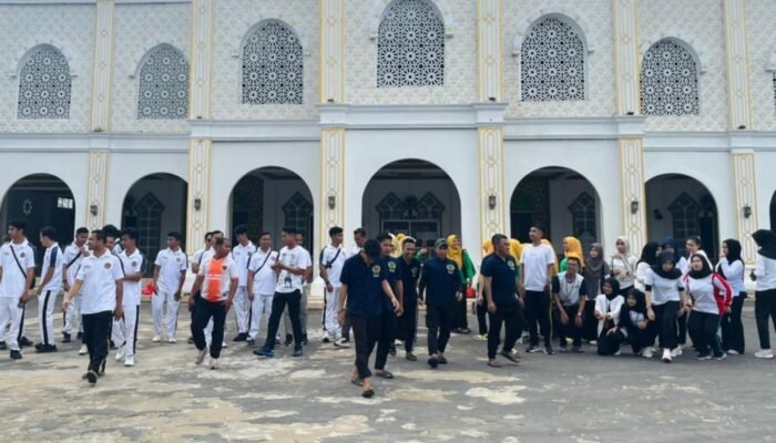 Sambut Ramadan, Warga Binaan Rutan Sambas Bersihkan Masjid Raya Babul Jannah