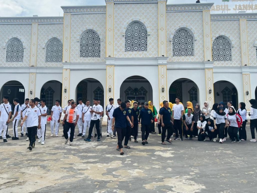 Bakti Sosial Rutan Sambas bersihkan Masjid Babul Jannah