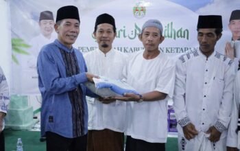 Pemkab Ketapang Gelar Safari Ramadan di Sungai Putri, Wabup Serahkan Bantuan Beras dan Santunan Anak Yatim