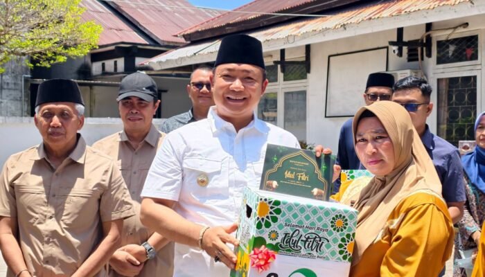 Bupati Serahkan Bingkisan Lebaran kepada Petugas Kebersihan, Apresiasi Dedikasi Jaga Kebersihan Kota