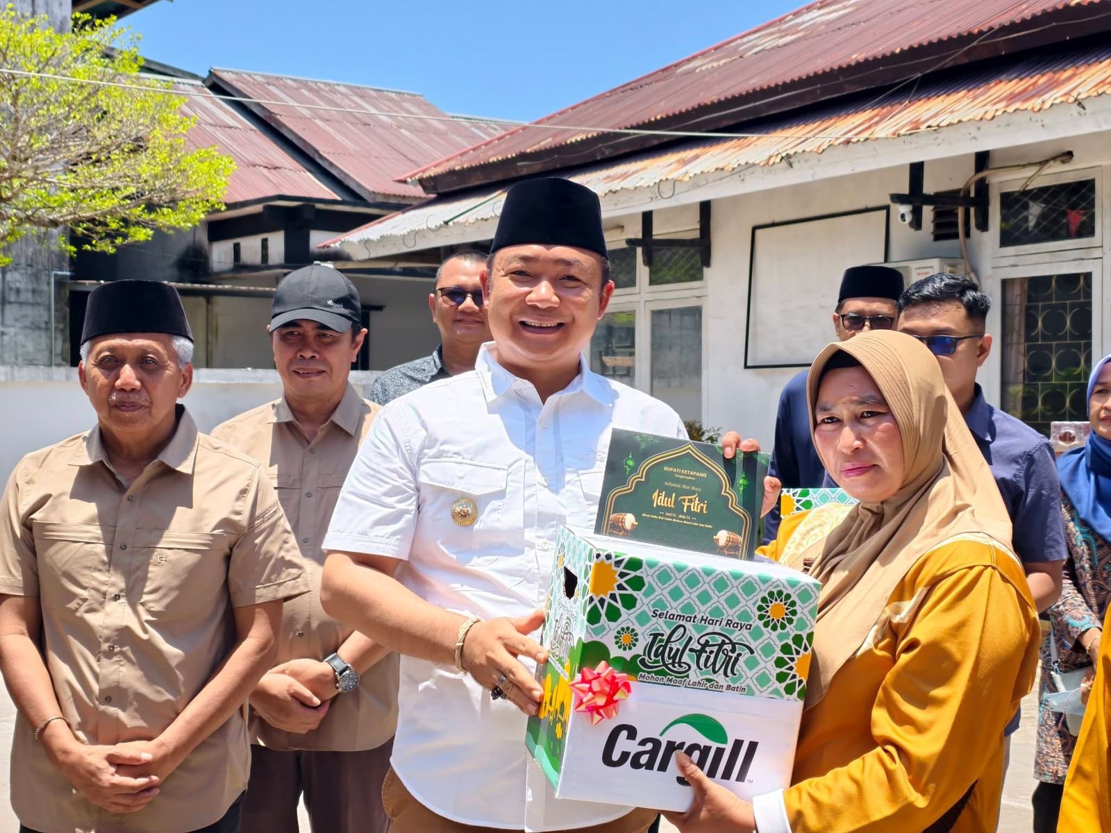 Penyerahan Bingkisan