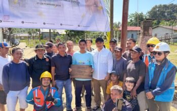 Bupati Alexander Tancapkan Tiang Listrik Perdana di Tanjung Lambai, Akhiri Penantian Warga Hulu Sungai