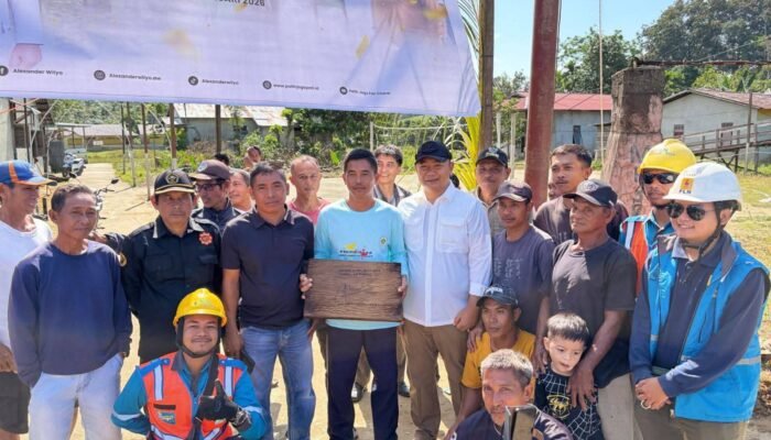 Bupati Alexander Tancapkan Tiang Listrik Perdana di Tanjung Lambai, Akhiri Penantian Warga Hulu Sungai
