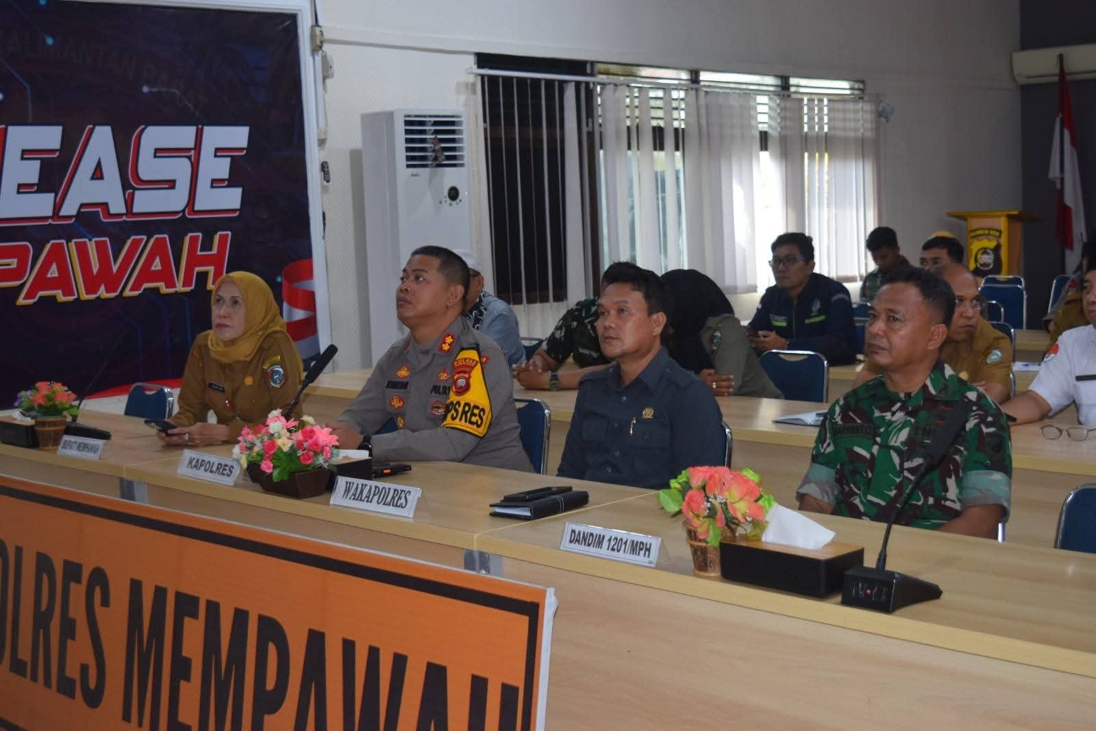 Anggota DPRD Kabupaten Mempawah, Edi Cingkong (tengah) saat ikut rapat persiapan Operasi Ketupat Kapuas 2026 di Mapolres Mempawah, Senin 2 Maret 2026.