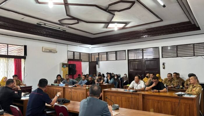 Komisi III DPRD Mempawah Terima Hearing Masyarakat Desa Mendalok Terkait Masalah di PT Unicoco