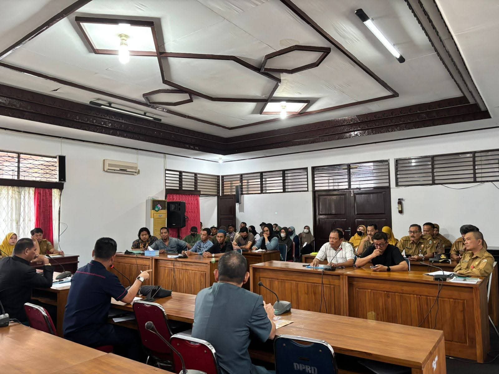 Hearing masyarakat Desa Mendalok, Kecamatan Sungai Kunyit dengan Komisi III DPRD terkait masalah di PT Unicoco, Senin 2 Maret 2026.