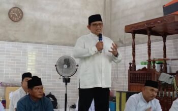 Wakil Bupati Sambas Heroaldi Djuhardi Alwi saat memberikan sambutan Safari Ramadan di Desa Singaraya, Kecamatan Semparuk.