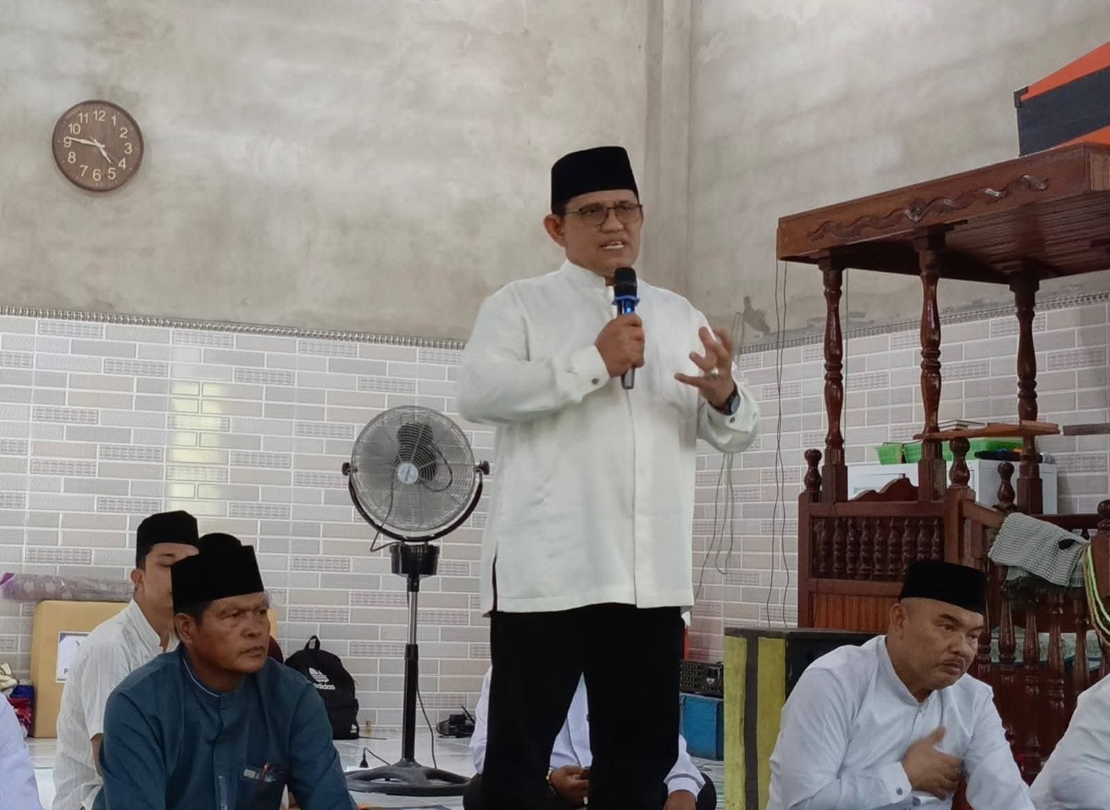 Wakil Bupati Sambas Heroaldi Djuhardi Alwi saat memberikan sambutan Safari Ramadan di Desa Singaraya, Kecamatan Semparuk.