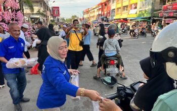 Mahasiswa UT Mempawah Berbagi Takjil Gratis di Taman Aulia Rubini