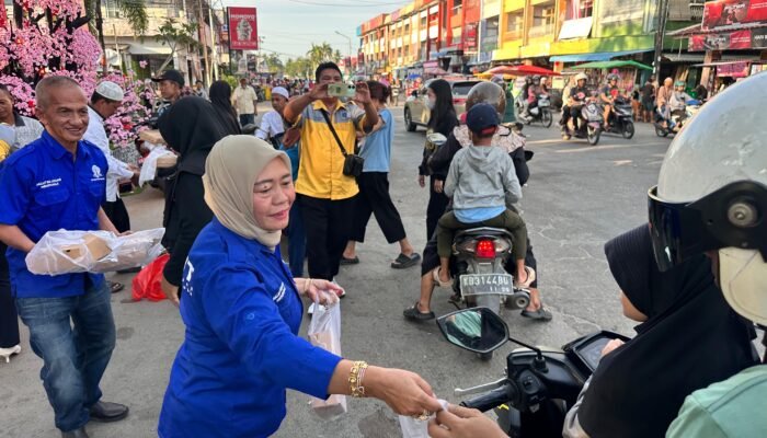 Mahasiswa UT Mempawah Berbagi Takjil Gratis di Taman Aulia Rubini