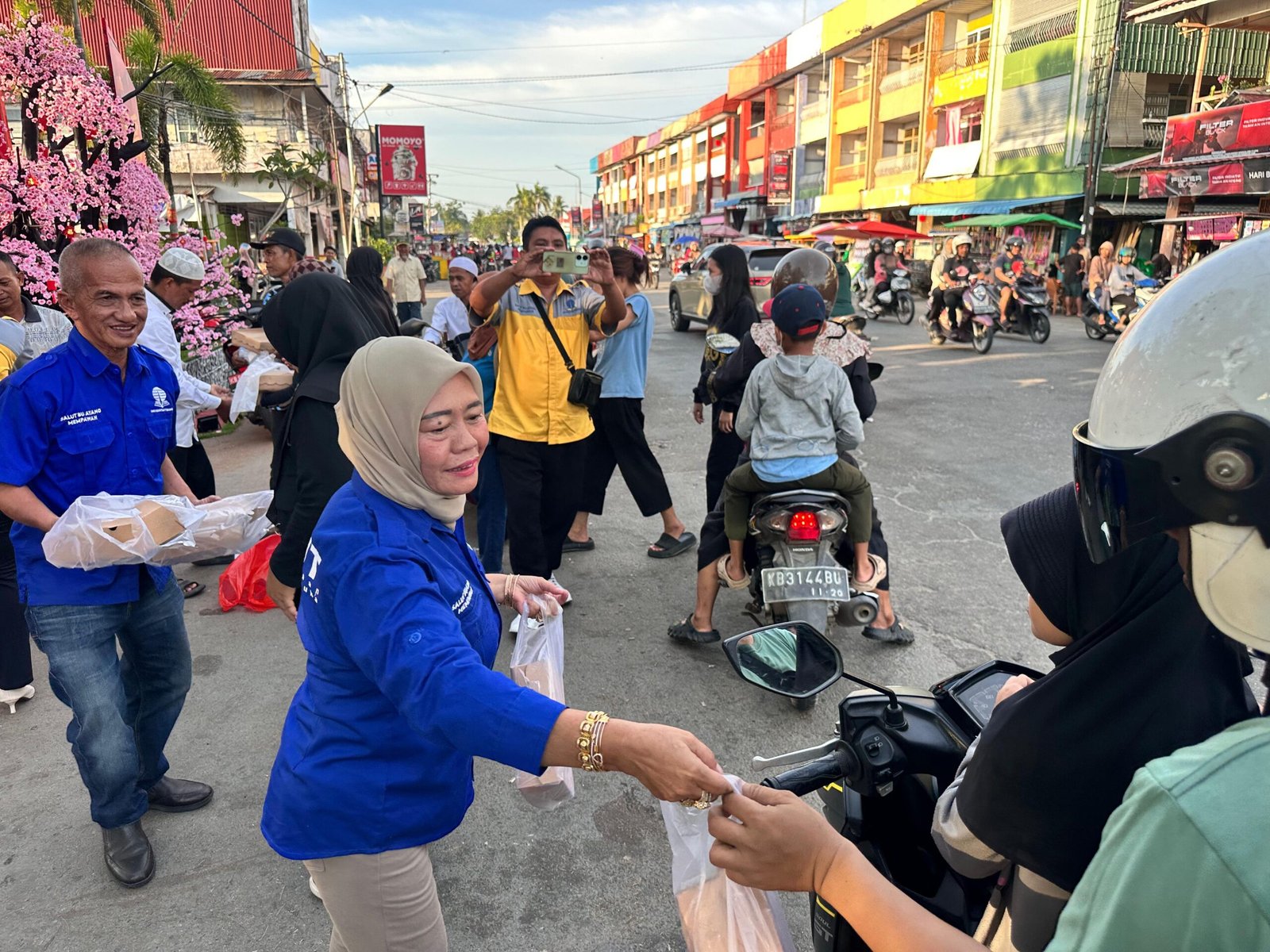 Mahasiswa UT Mempawah berbagi takjil gratis.