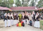 PC Muslimat NU Mempawah berbagi takjil gratis.