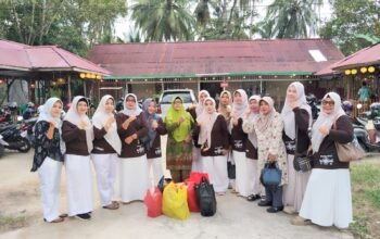 PC Muslimat NU Mempawah berbagi takjil gratis.