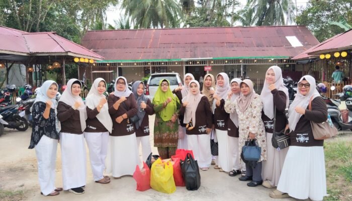 PC Muslimat NU Mempawah Berbagi Takjil di Bulan Ramadan