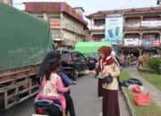 Kwarran Pramuka Sungai Pinyuh berbagi takjil.