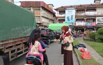 Kwarran Pramuka Sungai Pinyuh berbagi takjil.