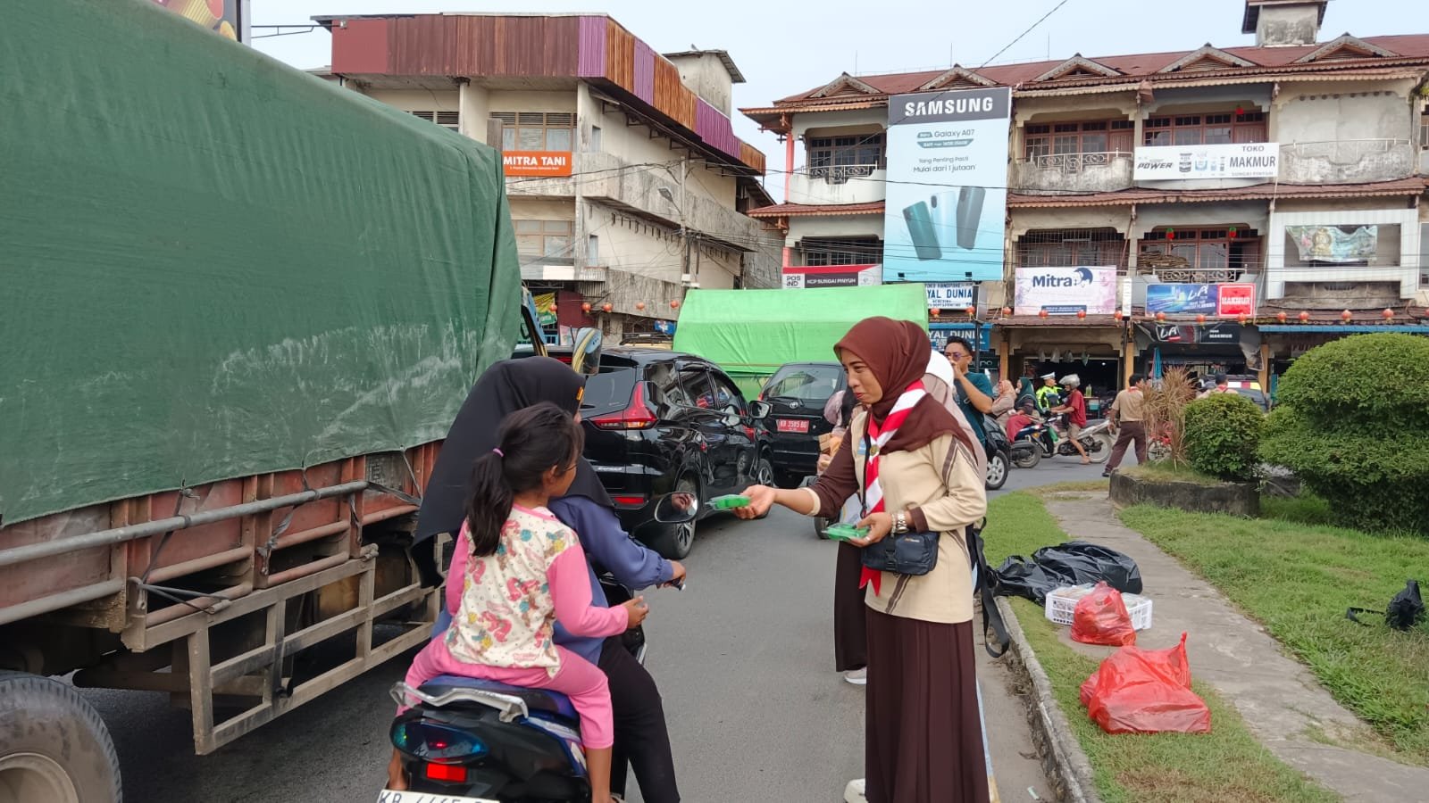 Kwarran Pramuka Sungai Pinyuh berbagi takjil.
