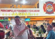 Ketua Pemadam Kebakaran Jaguar Sungai Pinyuh Tjia Kim Piau dalam momen Imlek bersama di markas Jaguar.