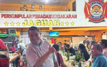 Ketua Pemadam Kebakaran Jaguar Sungai Pinyuh Tjia Kim Piau dalam momen Imlek bersama di markas Jaguar.