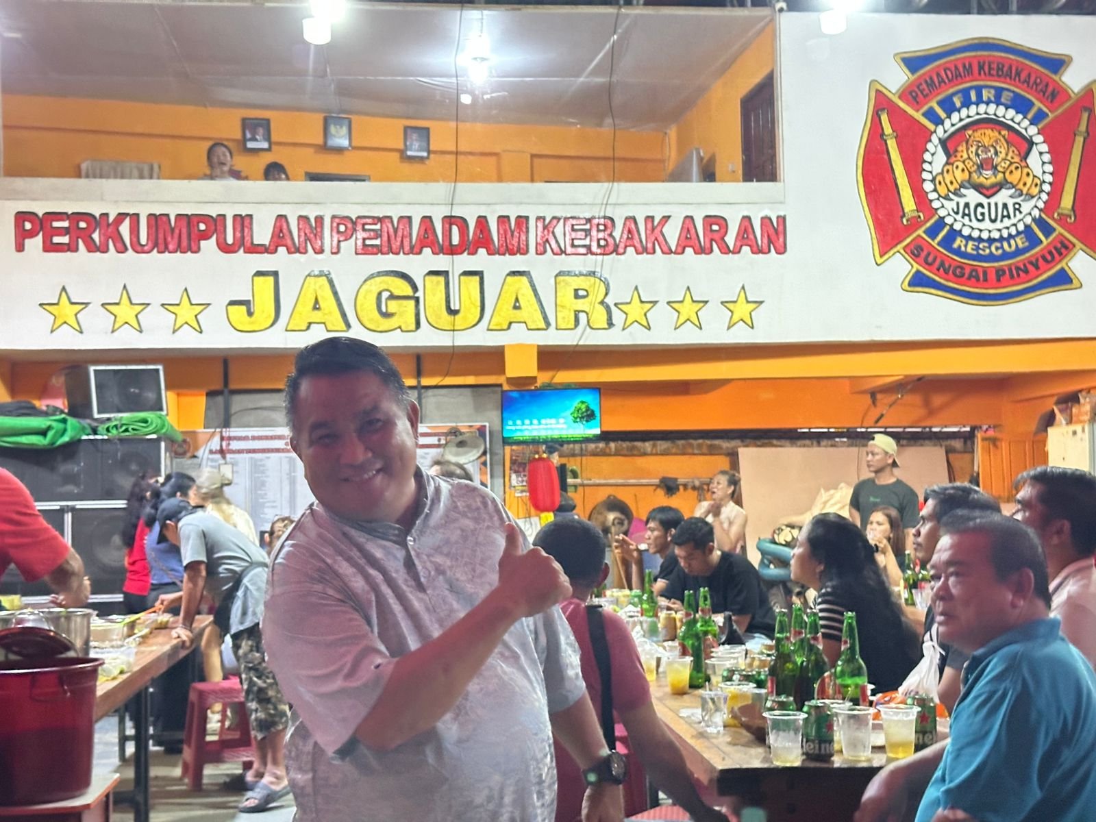 Ketua Pemadam Kebakaran Jaguar Sungai Pinyuh Tjia Kim Piau dalam momen Imlek bersama di markas Jaguar.