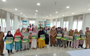 Jelang Idulfitri, Warga Lansia dan Janda di Sungai Pinyuh Terima Paket Sembako