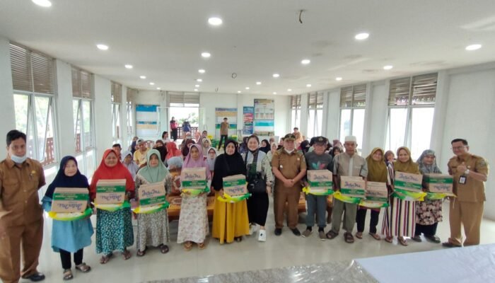 Jelang Idulfitri, Warga Lansia dan Janda di Sungai Pinyuh Terima Paket Sembako