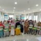 Sejumlah warga lanjut usia dan janda di Kelurahan Sungai Pinyuh menerima bantuan paket sembako menjelang Hari Raya Idulfitri.
