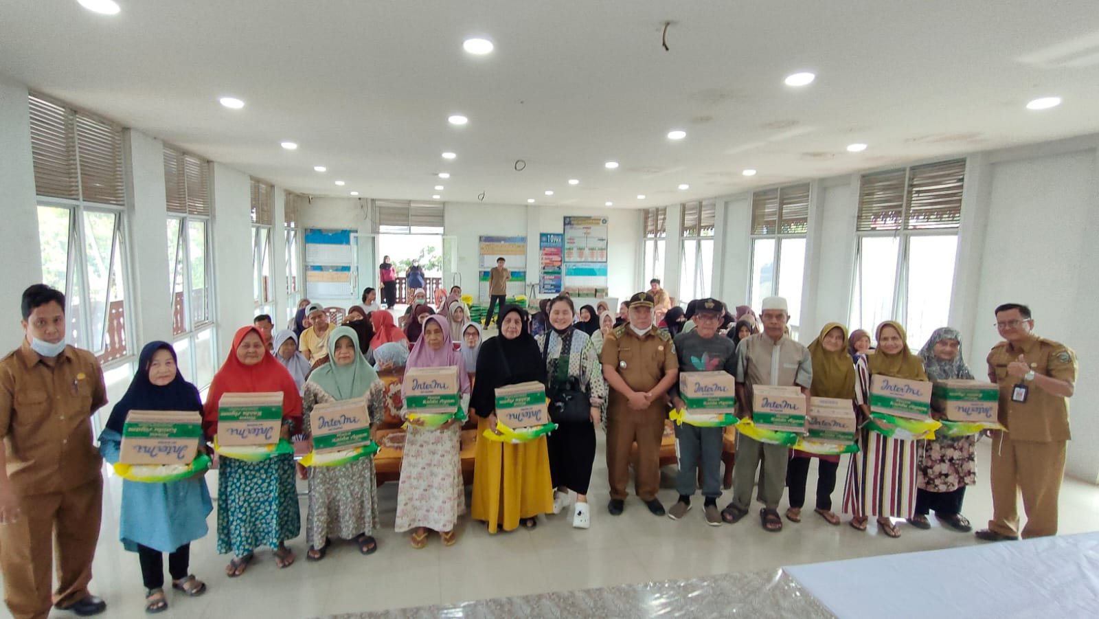 Sejumlah warga lanjut usia dan janda di Kelurahan Sungai Pinyuh menerima bantuan paket sembako menjelang Hari Raya Idulfitri.