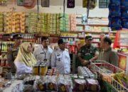 Wakil Bupati Mempawah Juli Suryadi Burdadi dan rombongan sidak pasar jelang lebaran.