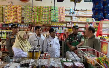 Wakil Bupati Mempawah Juli Suryadi Burdadi dan rombongan sidak pasar jelang lebaran.