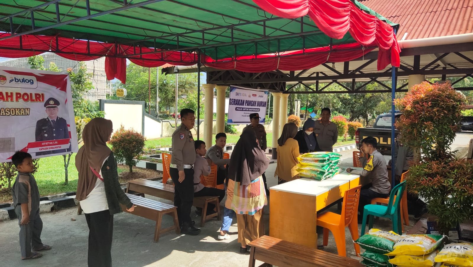 Gerakan pangan murah di Polsek Sungai Pinyuh.