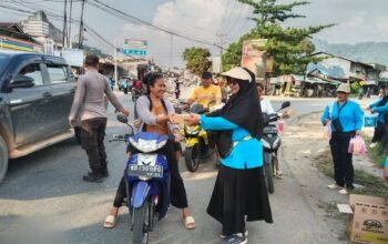 HIMPAUDI Anjongan bagikan takjil gratis.