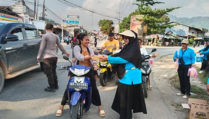 HIMPAUDI Anjongan Bagikan 150 Paket Takjil untuk Pengguna Jalan